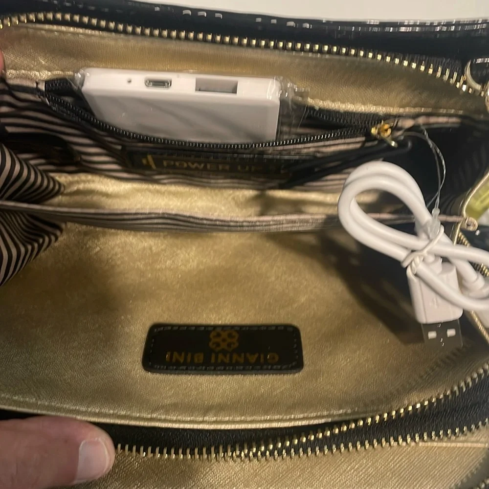 Gianni Bini NWT🖤 Charged up purse with Power Bank - Picture 9 of 17